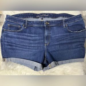 Universal Thread Short